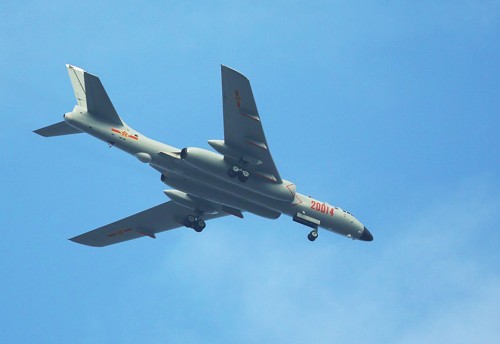 Máy bay ném bom chiến lược H-6K bay trên bầu trời